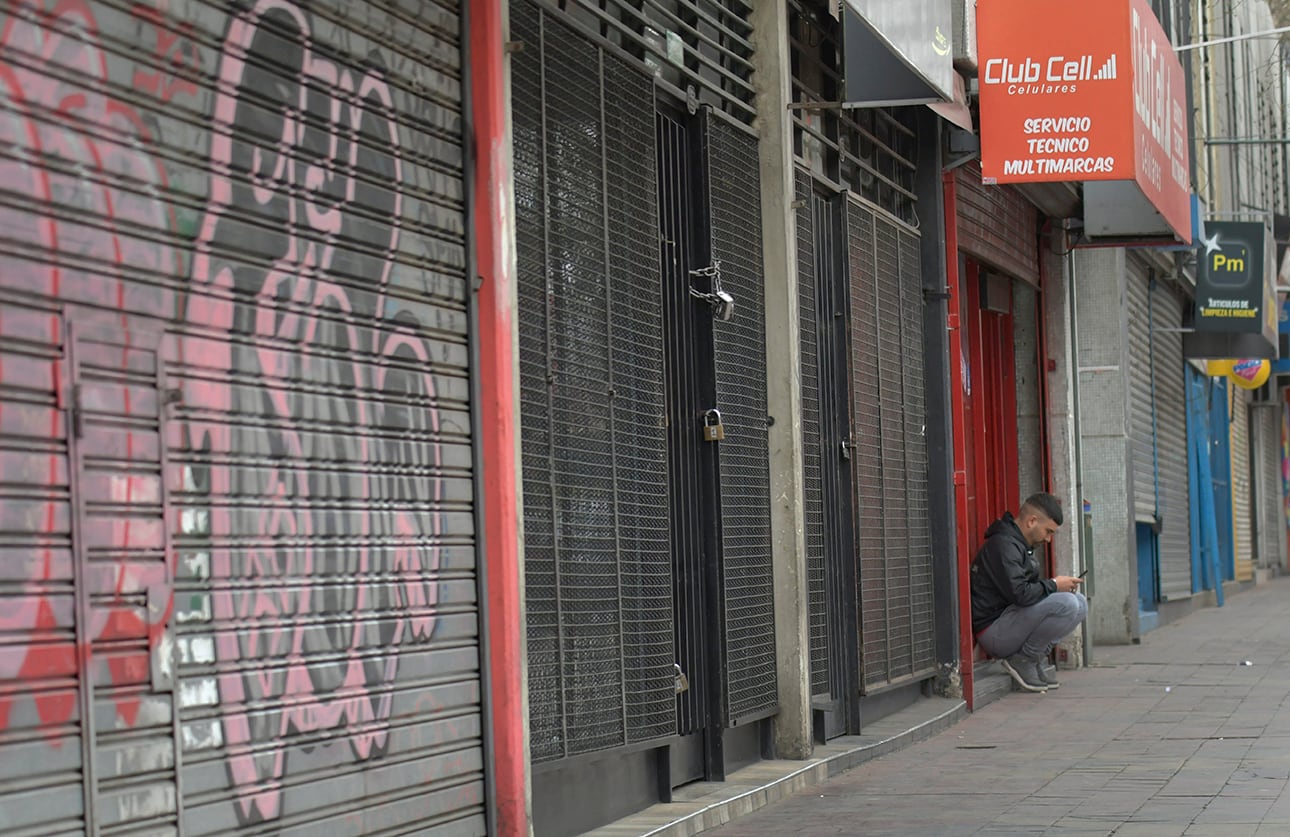 Una cadena de WhatsApp sobre supuestos saqueos sembró el pánico entre comerciantes del centro. Foto: Orlando Pelichotti / Los Andes.