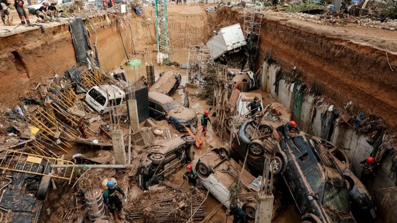 Expertos de la Guardia Civil buscan cuerpos sin vida entre los vehículos en Paiporta, Valencia. EFE/ Biel Aliño