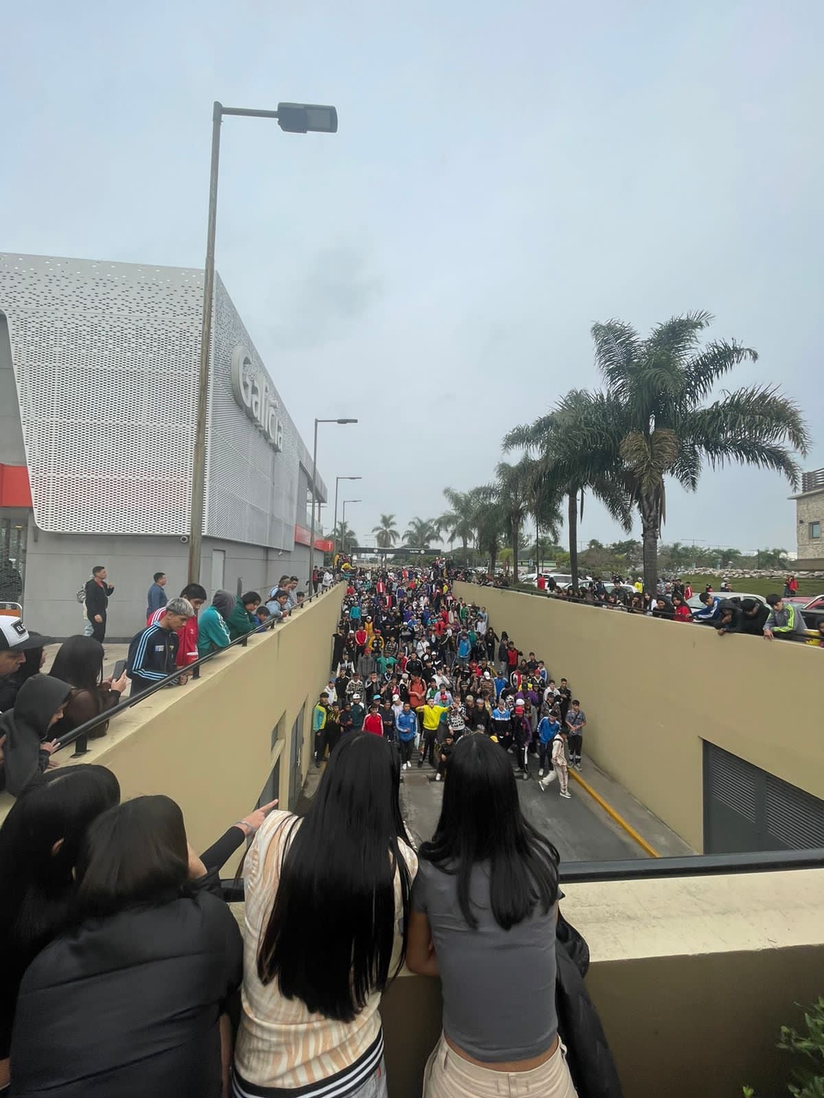 Decenas de adolescentes llegaron al shopping para una "Juntada pilchera". Foto: Redes. 