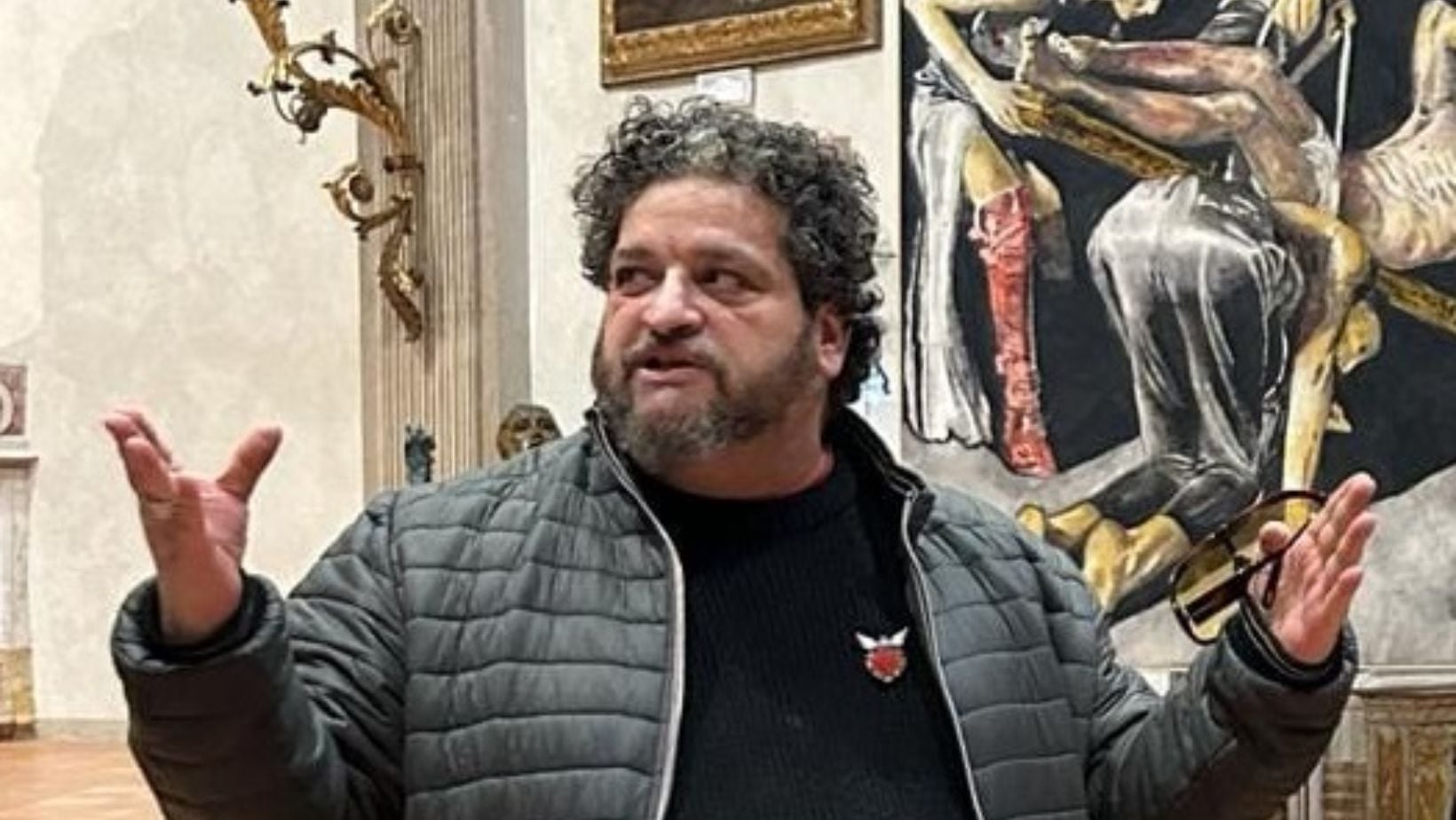 El artista Andrea Saltini cuando presentó sus obras en  Carpi (web)