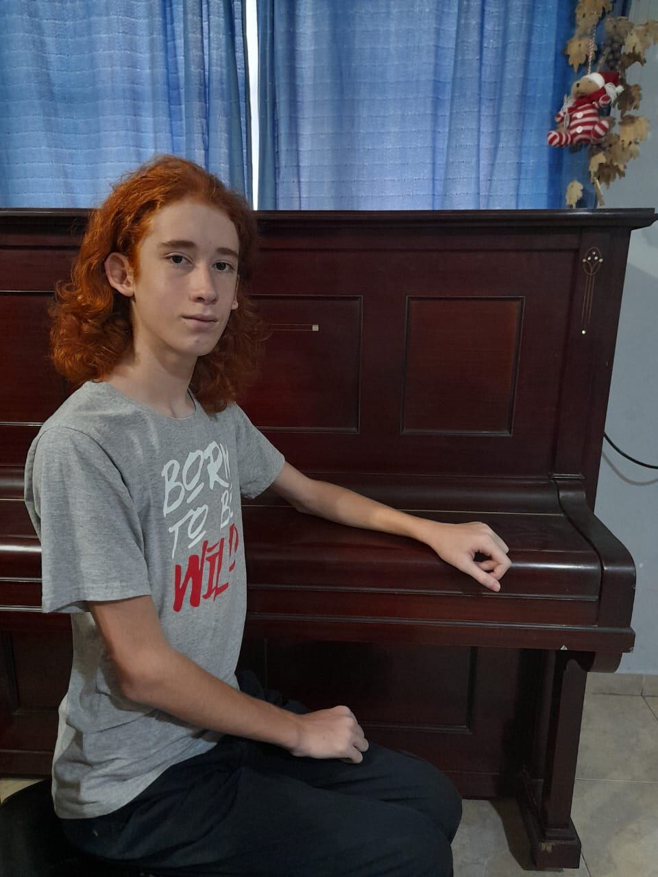 Luciano Gobbi Doria junto a su piano.