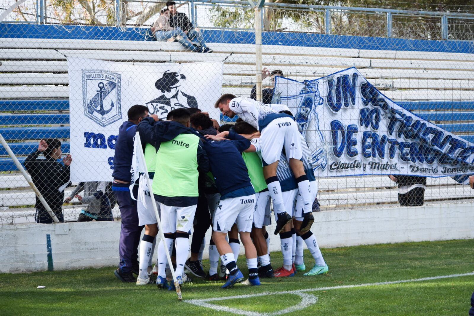 Gol de Asenjo y festejo de todo el equipo de Independiente Rivadavia. / Gentileza: Prensa CSIR.