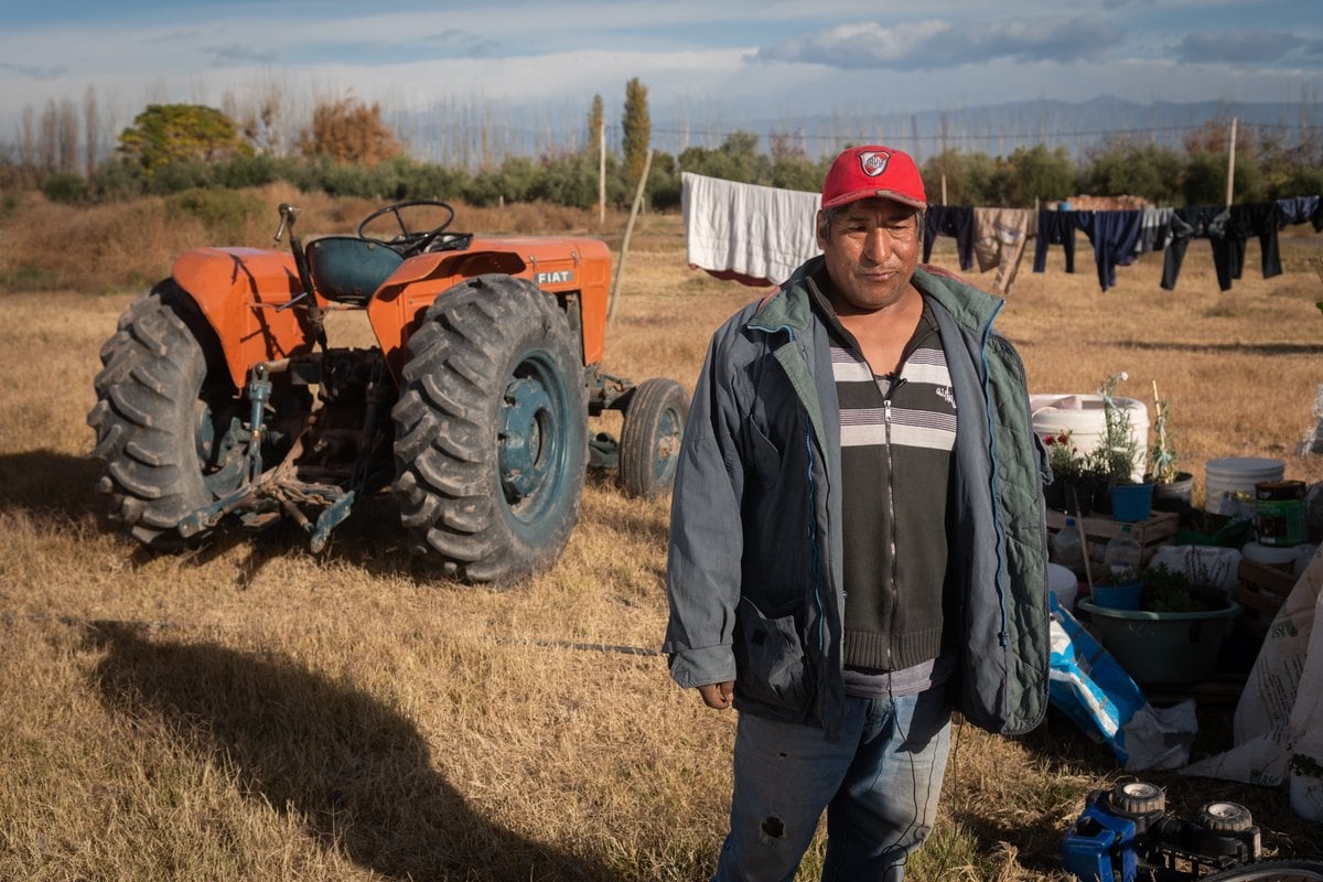 Urbano Lamas vive en Mendoza desde pequeño y se dedicaba al rubro de la carne, pero  cuando conoció a Yolanda y llegaron dos hijos más decidieron trabajar juntos la tierra. Foto: Ignacio Blanco / Los Andes