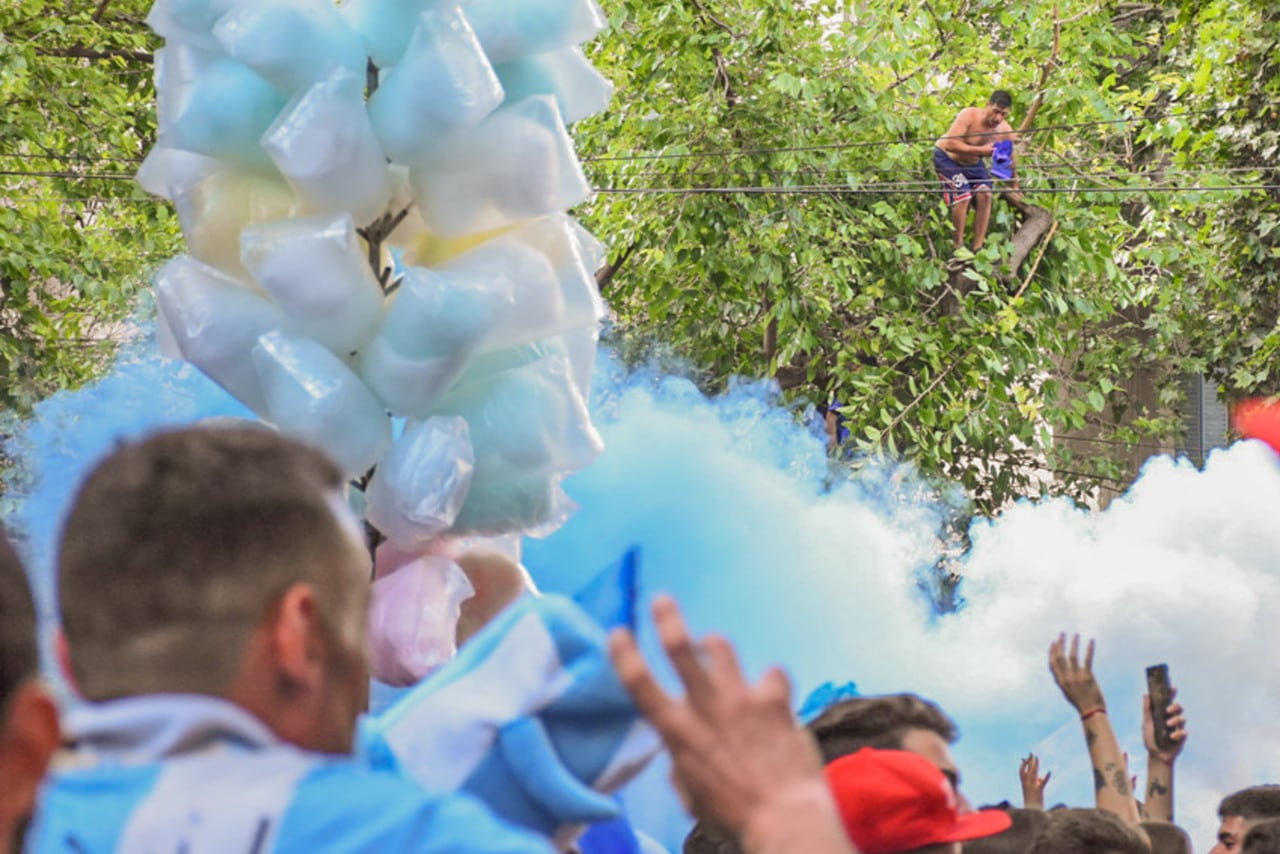 Argentina ya esta en cuarto de final y Mendoza lo festejo así. 
Foto: Mariana Villa / Los Andes