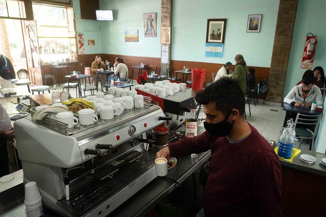 Federico Sosa, prepara un  café en el café  
El Tostadero de Puerto Rico.
Ignacio Blanco