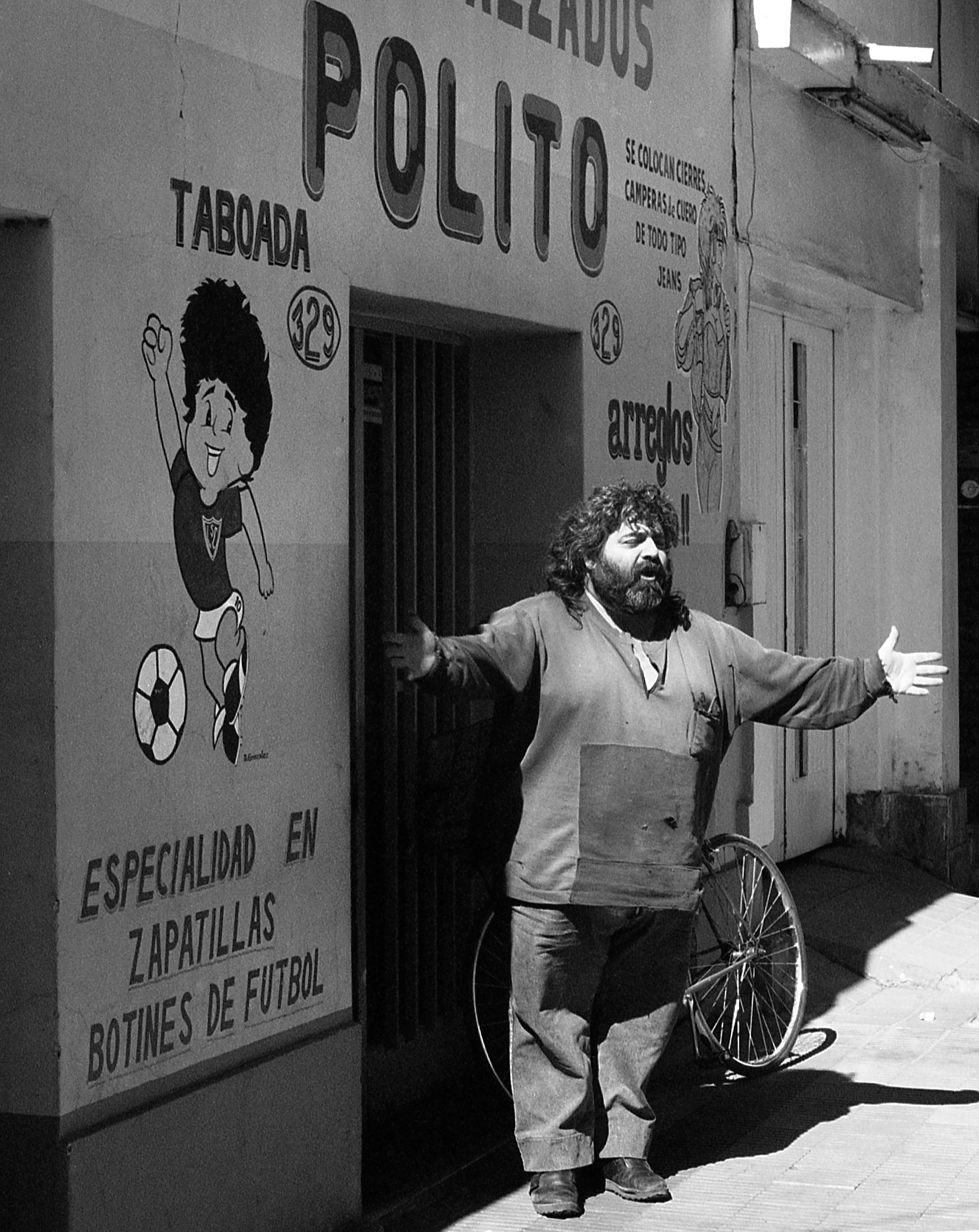 Una foto del zapatero Hugo Cipolla (Polito), tomada por el fotógrafo Carlos Cachilo Púrpura.