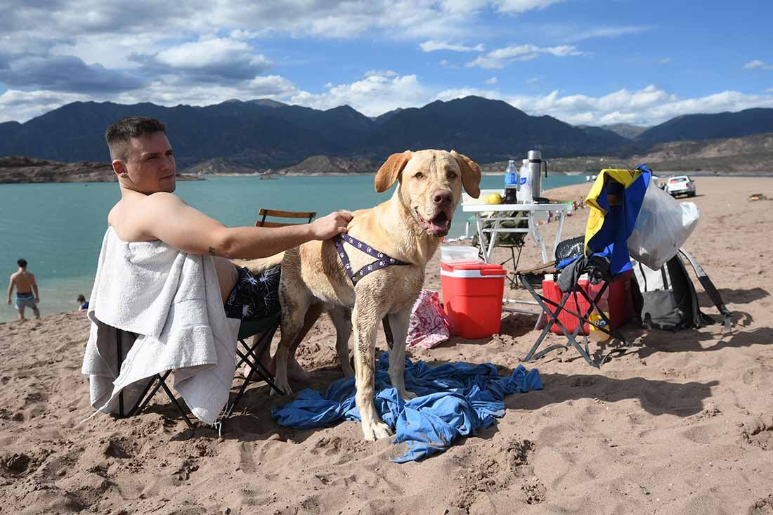 Valeriano junto a su perro Floky, en la playa del Dique Potrerillos. Foto: José Gutierrez