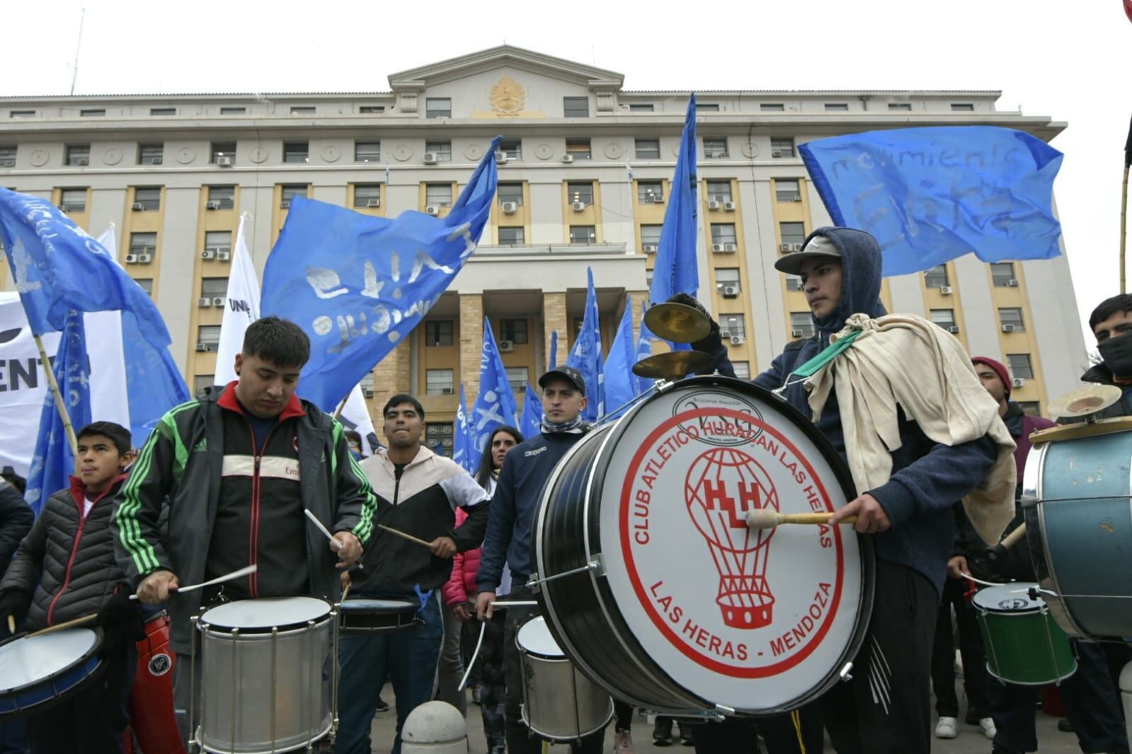 Manifestación de movimientos sociales en Casa de Gobierno. (Orlando Pelichotti / Los Andes)