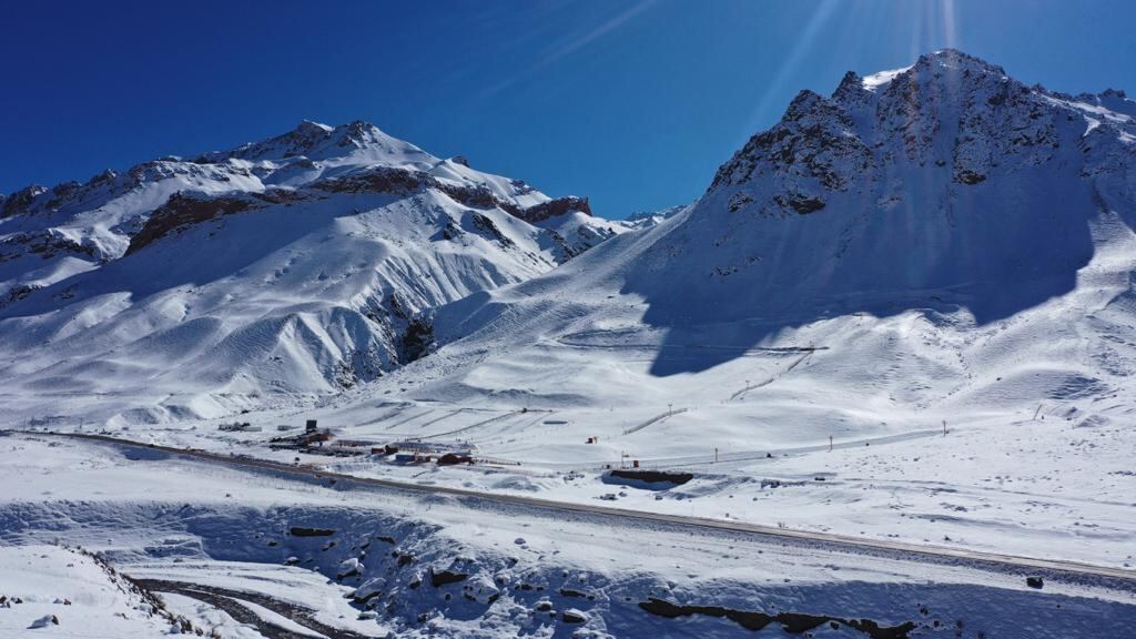 La majestuosidad de la Cordillera de los Andes nevada y el optimismo de cara a las vacaciones. Foto: Los Puquios.