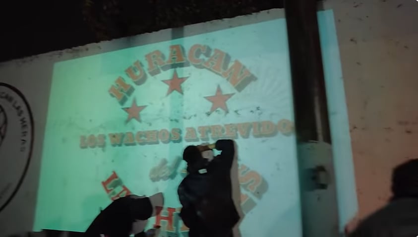 El youtuber llegó a la plaza del barrio y mostró cómo pintaban un mural. Captura