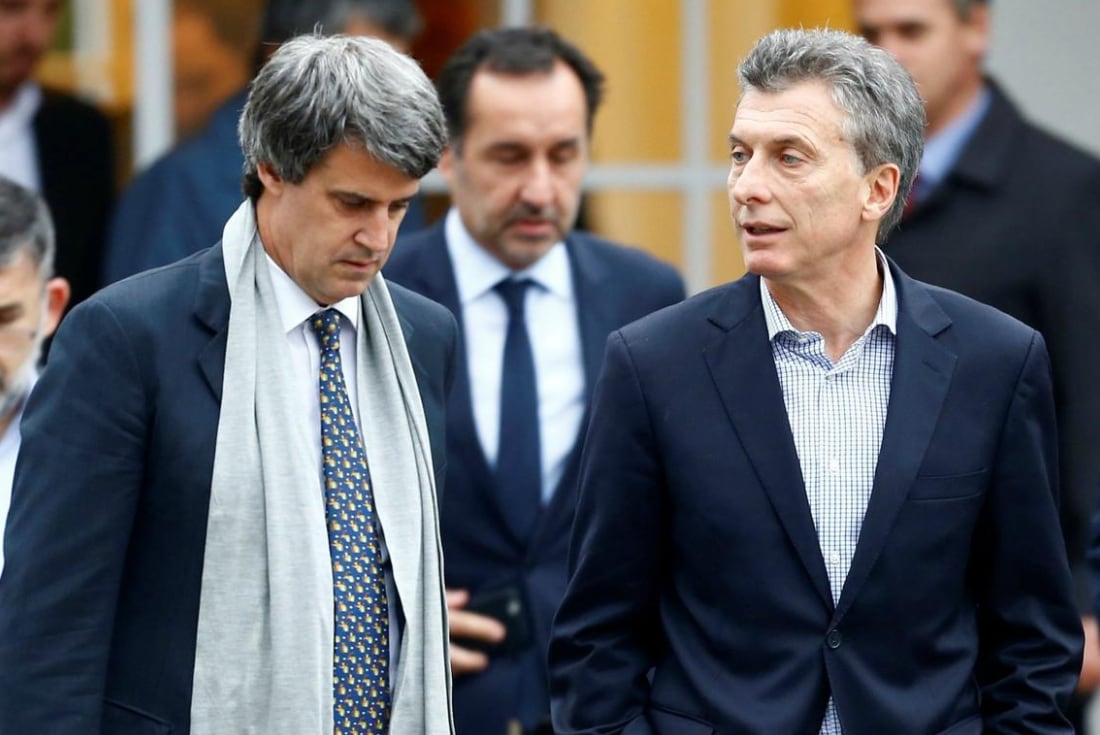 El exministro Alfonso Prat-Gay junto a Mauricio Macri. (Foto / Archivo)