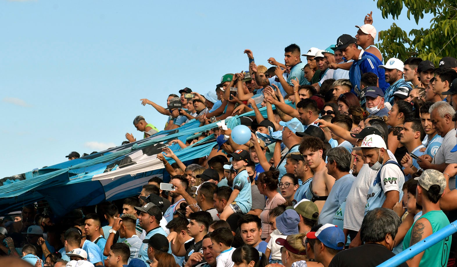 La Perrera fue una fiesta. Los hinchas de Gutiérrez coparon cada sector del estadio Anselmo Zingaretti. Foto: Orlando Pelichotti / Los Andes