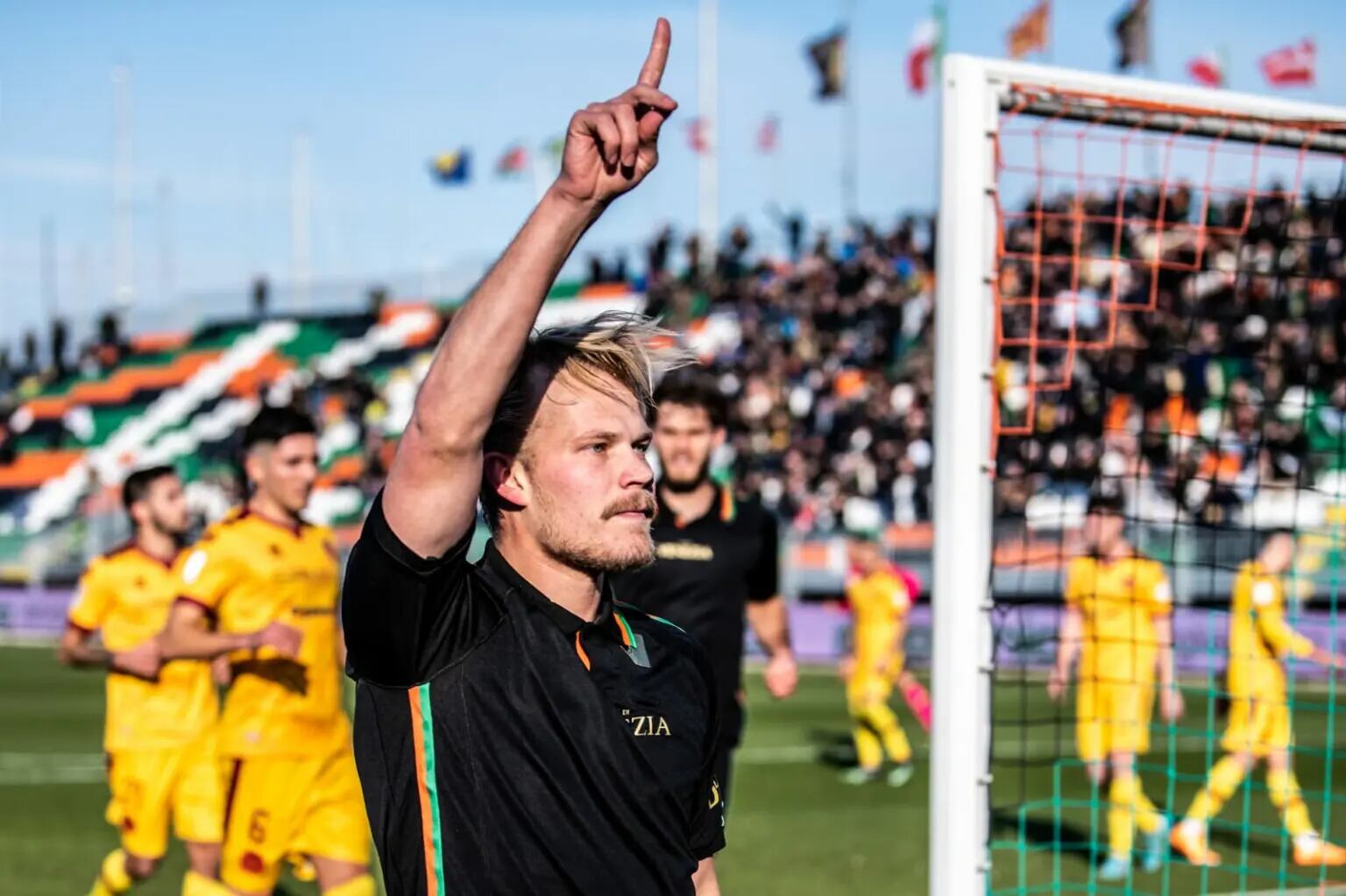 Joel Pohjanpalo tomó una cerveza junto a sus fans