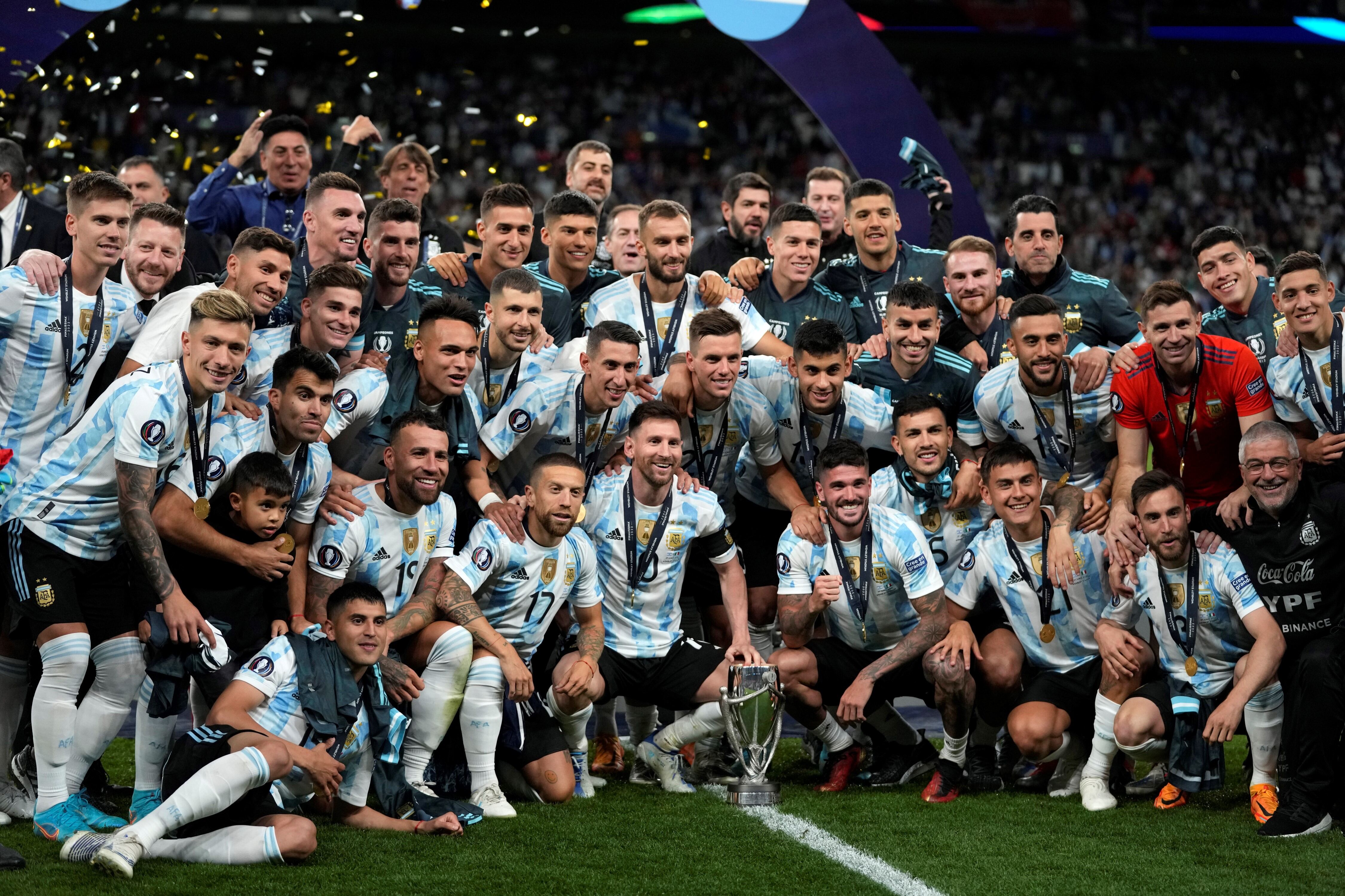 Los jugadores de la selección argentina en el campo de juego de Wembley festejando el 3-0 a Italia. (AP)