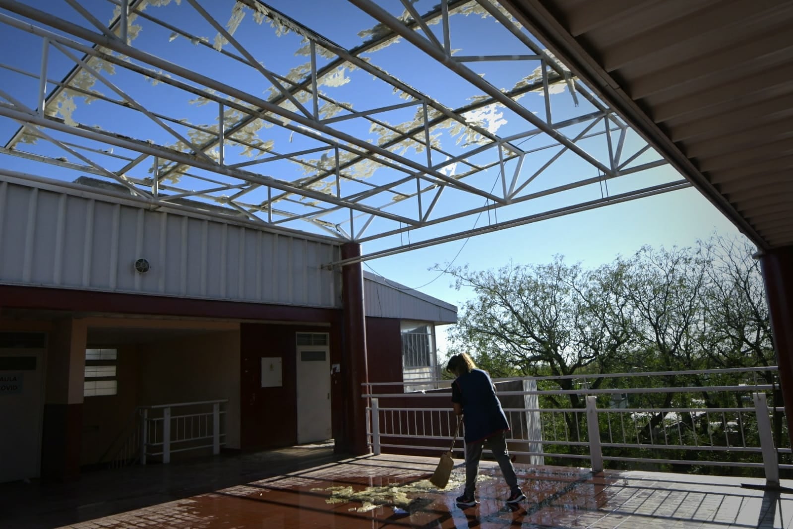 El día después de la catástrofe: Guaymallén, el departamento más golpeado por el temporal y sus consecuencias. Así quedó la escuela Abelardo Vazquez (Guaymallén). Foto: Orlando Pelichotti / Los Andes.