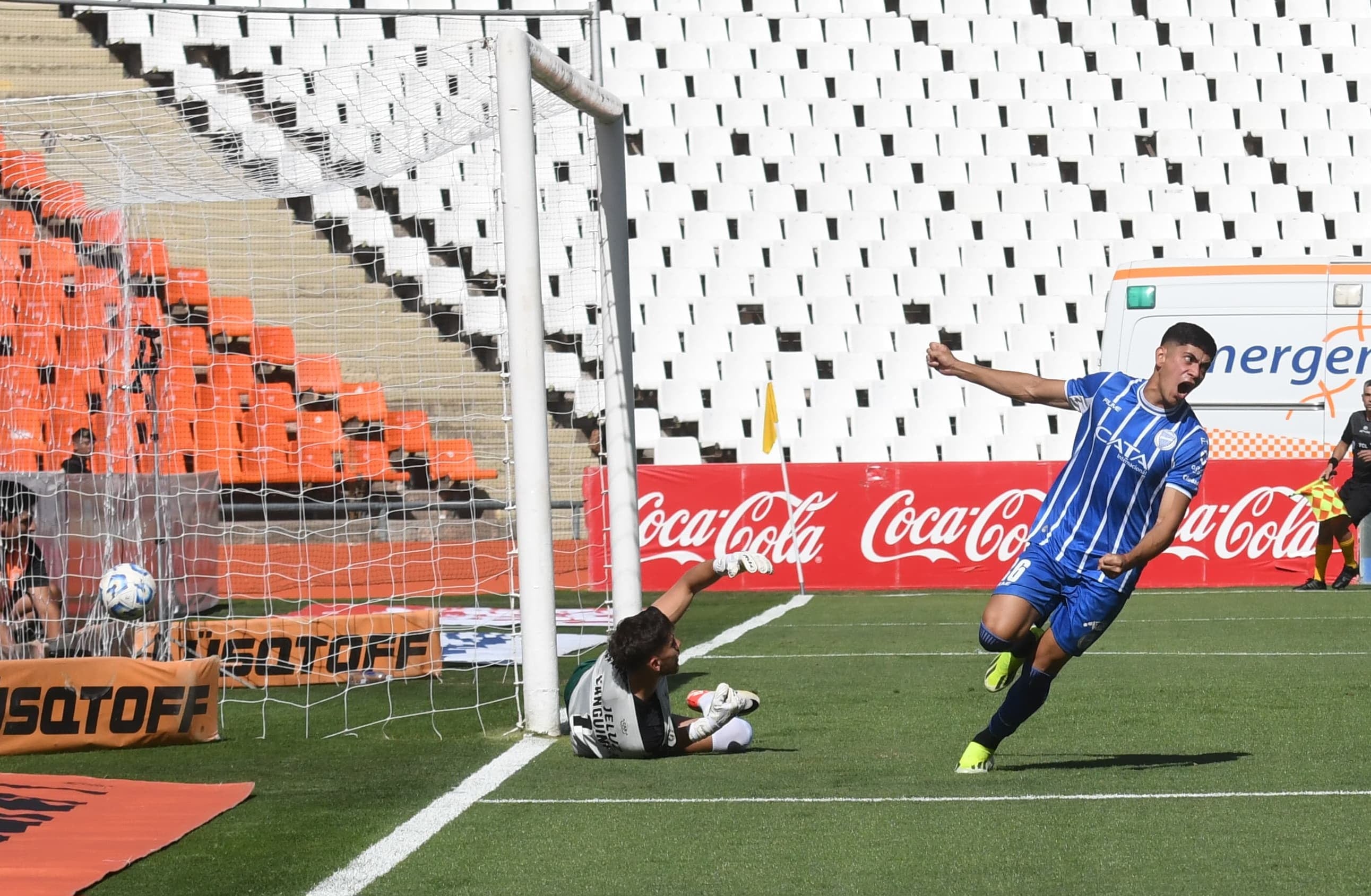 La pelota ya sobró a Sanguinetti, y Mendoza grita el tanto de Salomón Rodríguez /Foto: Ramiro Gómez