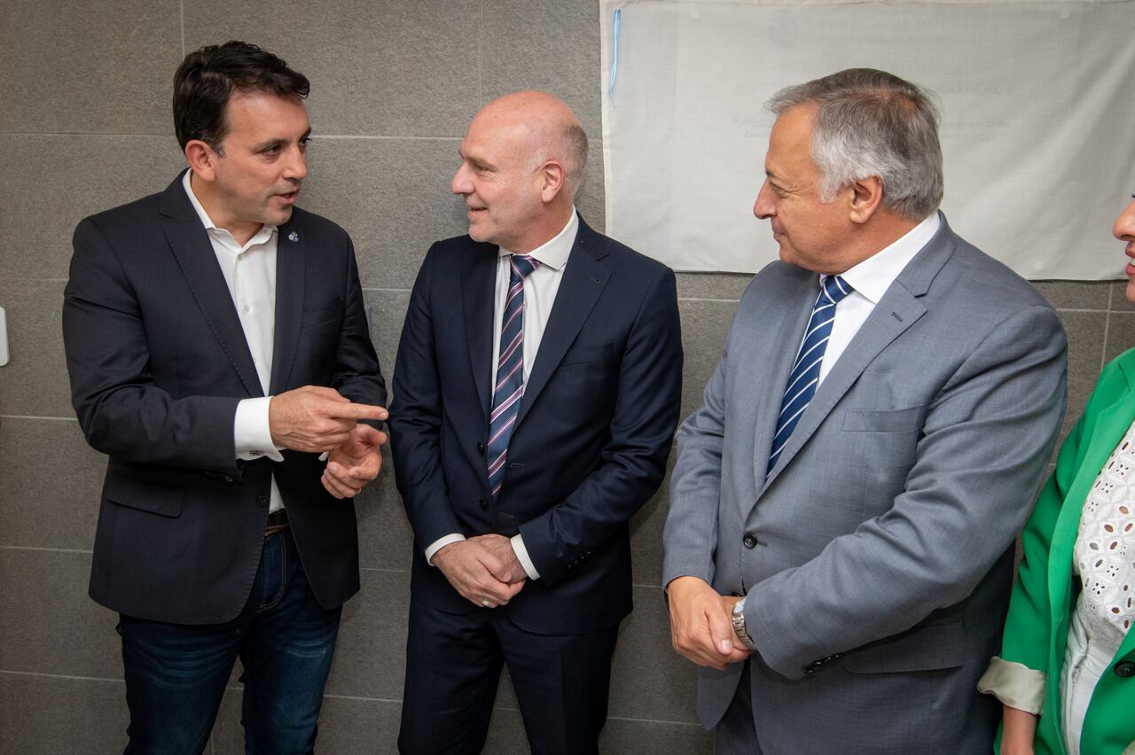 Inauguración del Nuevo Edificio donde funcionarán los Juzgados de Familia de Godoy Cruz. 
Intendente de Godoy Cruz, Tadeo Garcia Zalazar jutno a Dalmiro Garay presidente de la Suprema Corte de Justicia y Alejandro Gullé

 Foto: Ignacio Blanco / Los Andes 
 