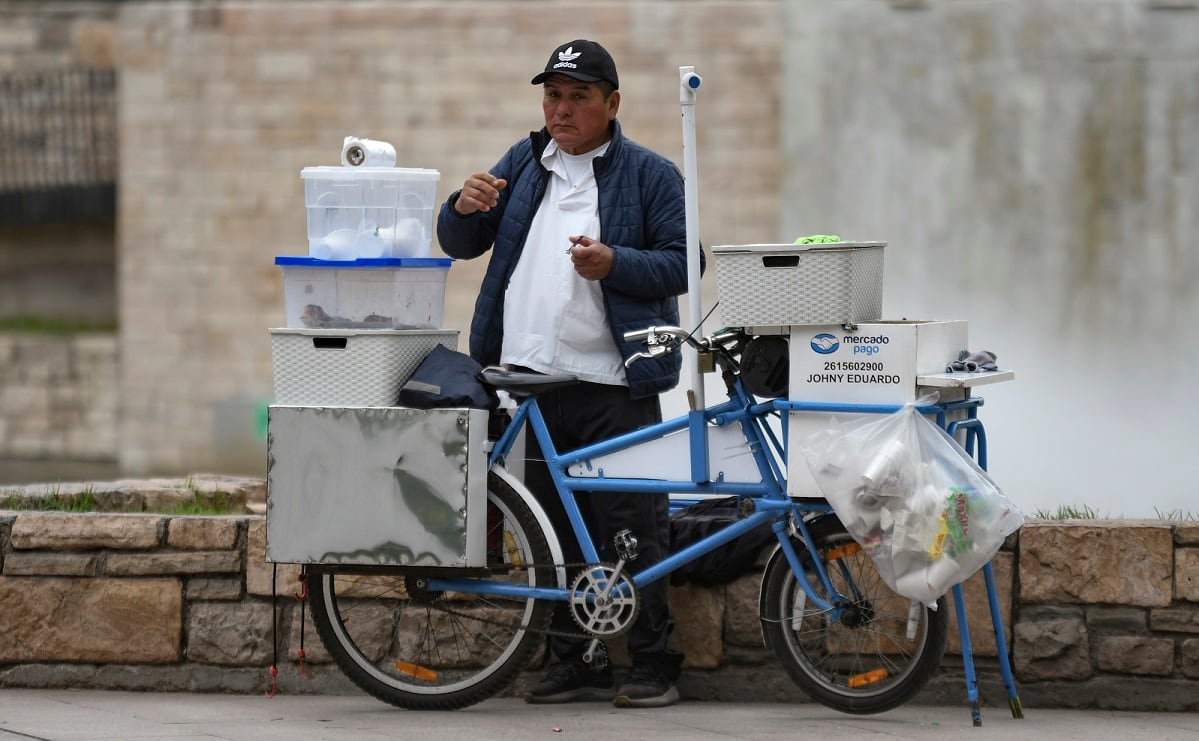 Las calles del centro de Mendoza tienen cada vez más vendedores ambulantes, signo de una época en la que “hay que rebuscárselas”. | Foto: Los Andes