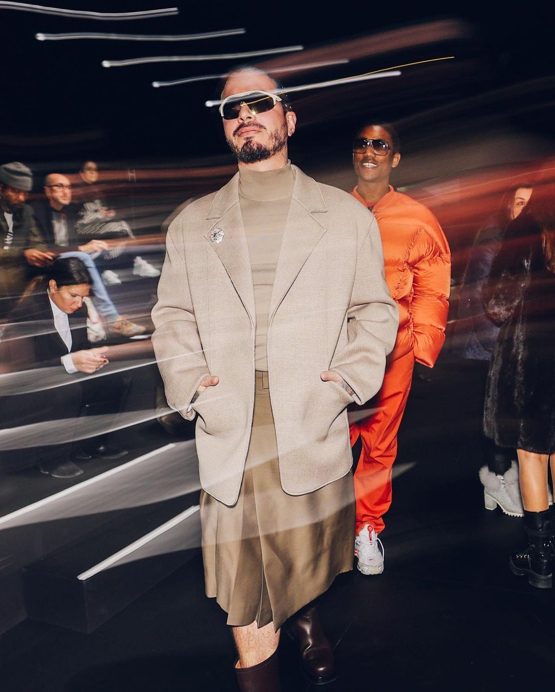 J Balvin causó revuelo en Paris al llegar a un desfile con una falda por debajo de las rodillas