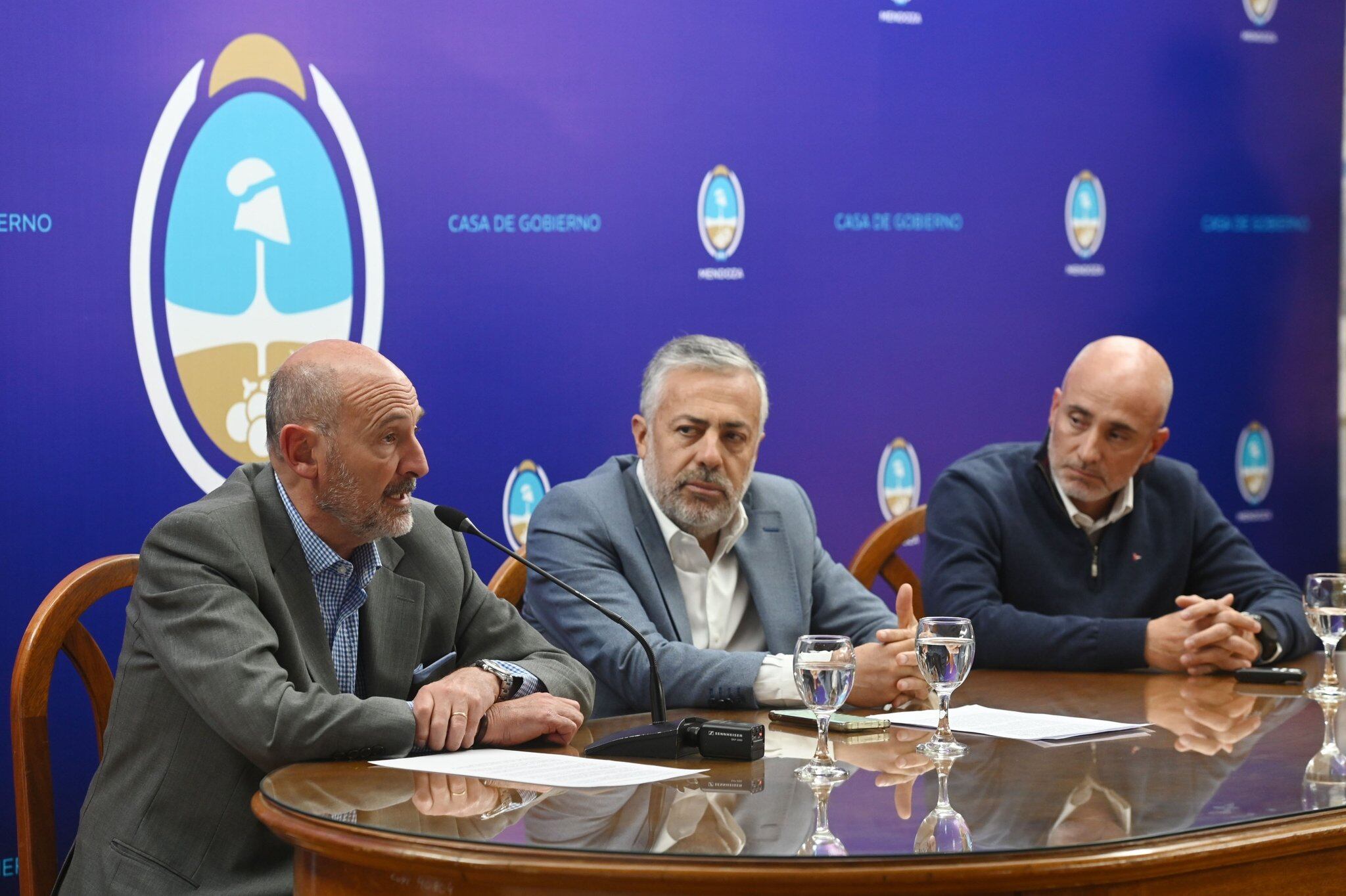 Alfredo Cornejo, Rodolfo Vargas Arizu y Federico Morábito durante la presentación del Cash Rebate.