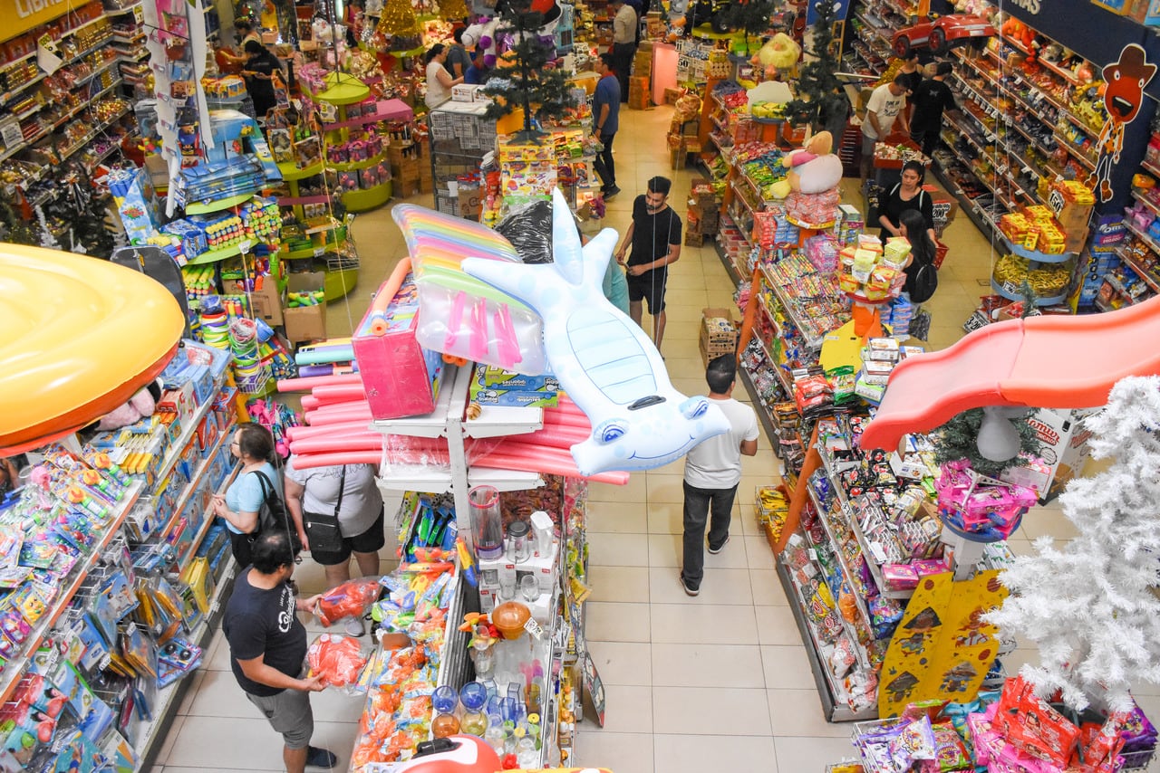 Compras navideñas -  Mariana Villa / Los Andes 