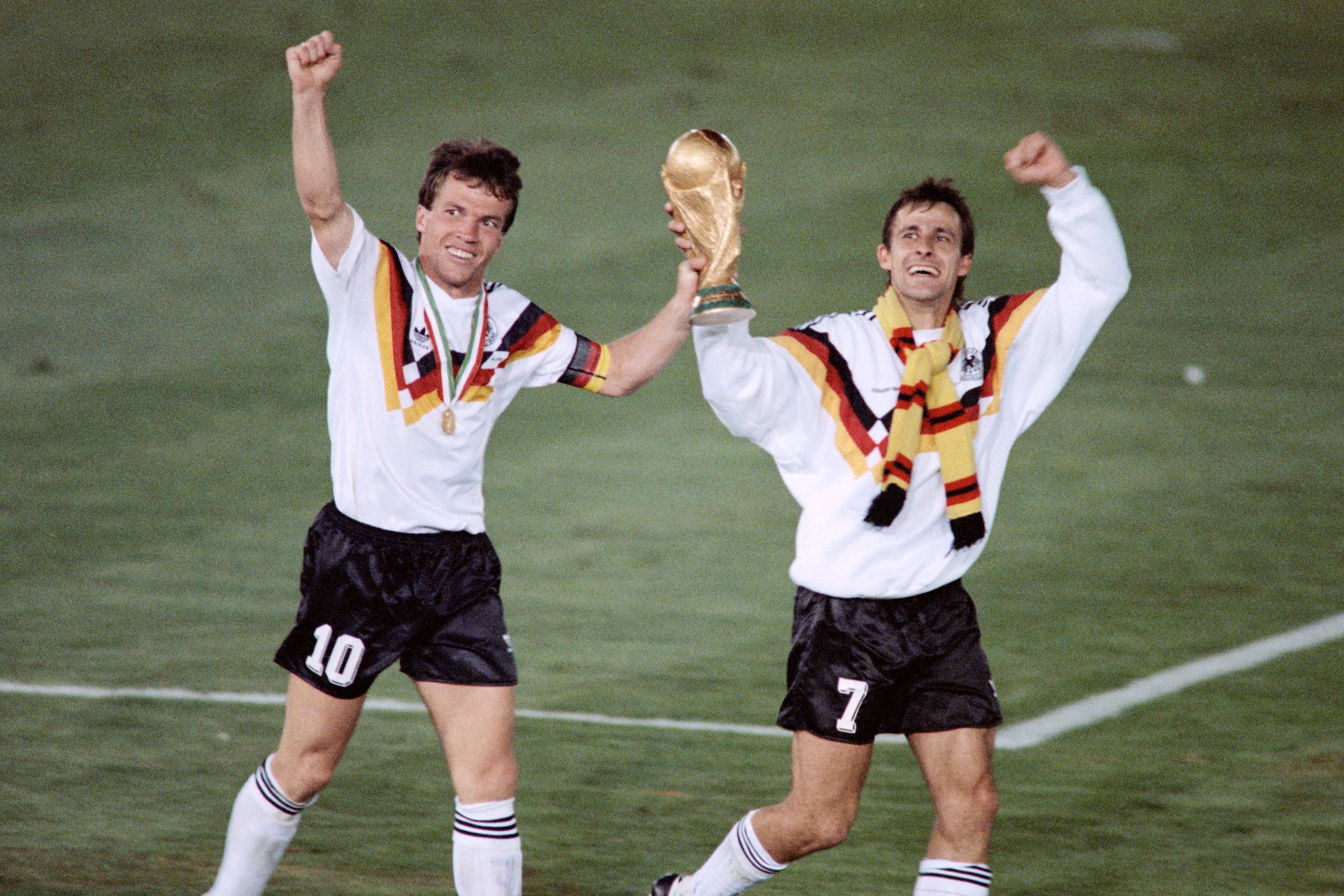 Lothar Matthaeus, en la foto junto con Pierre Littbarski, era el encargado de patear el penal pero se le cedió a Brehme porque no estaba confiado.