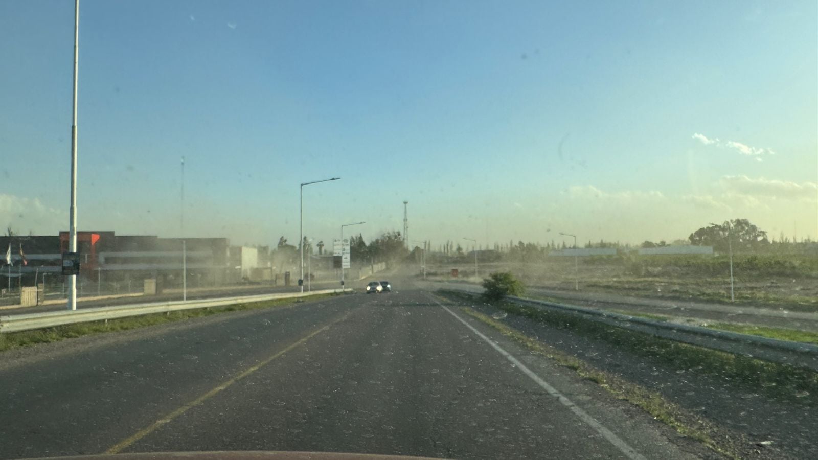 Viento y tierra en Ruta 7 en la tarde del domingo. Foto: Los Andes