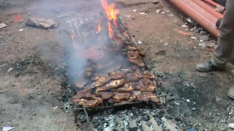 Albañiles cordobeses se viralizaron en redes por cocinar “milanesas a la pala”. / Foto: Gentileza