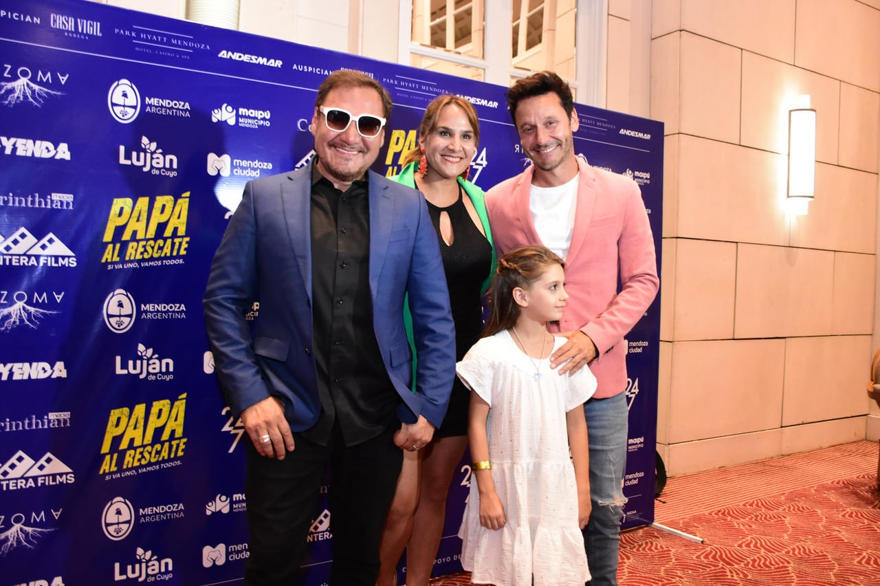 Avant premiere de “Papá al rescate”. El equipo de la película. A la izquierda, el actor chileno Rodrigo Muñoz. foto: Mariana Villa / Los Andes 