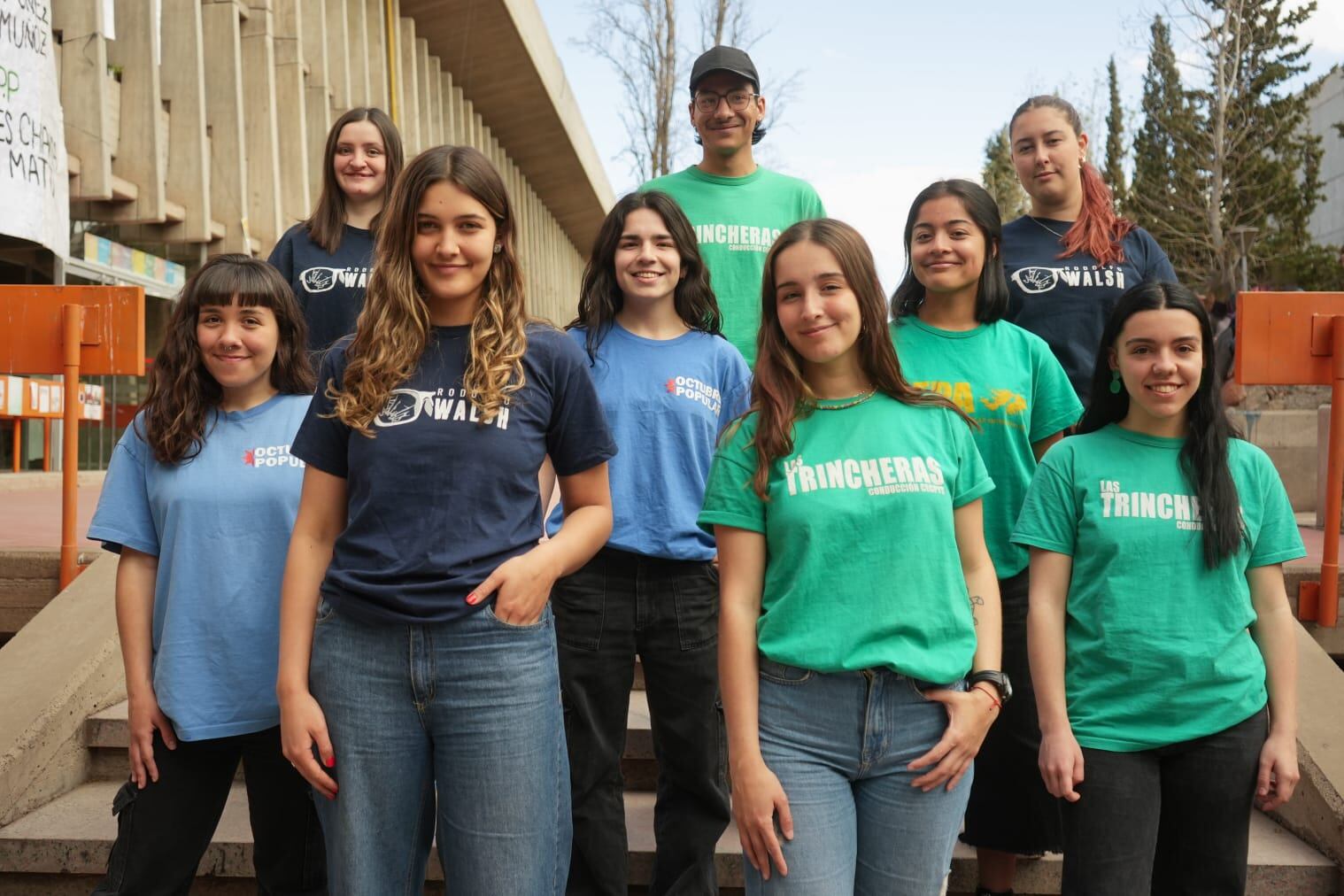 Julia Neglia y Manu Miranda con los candidatos a las secretarías de la Facultad de Ciencia Política y Administración Pública.