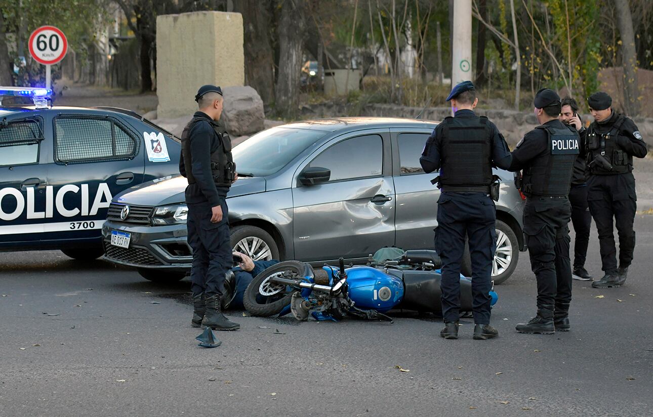 Los accidentes con motos y bicicletas son frecuentes en Mendoza.

Foto:  Orlando Pelichotti

