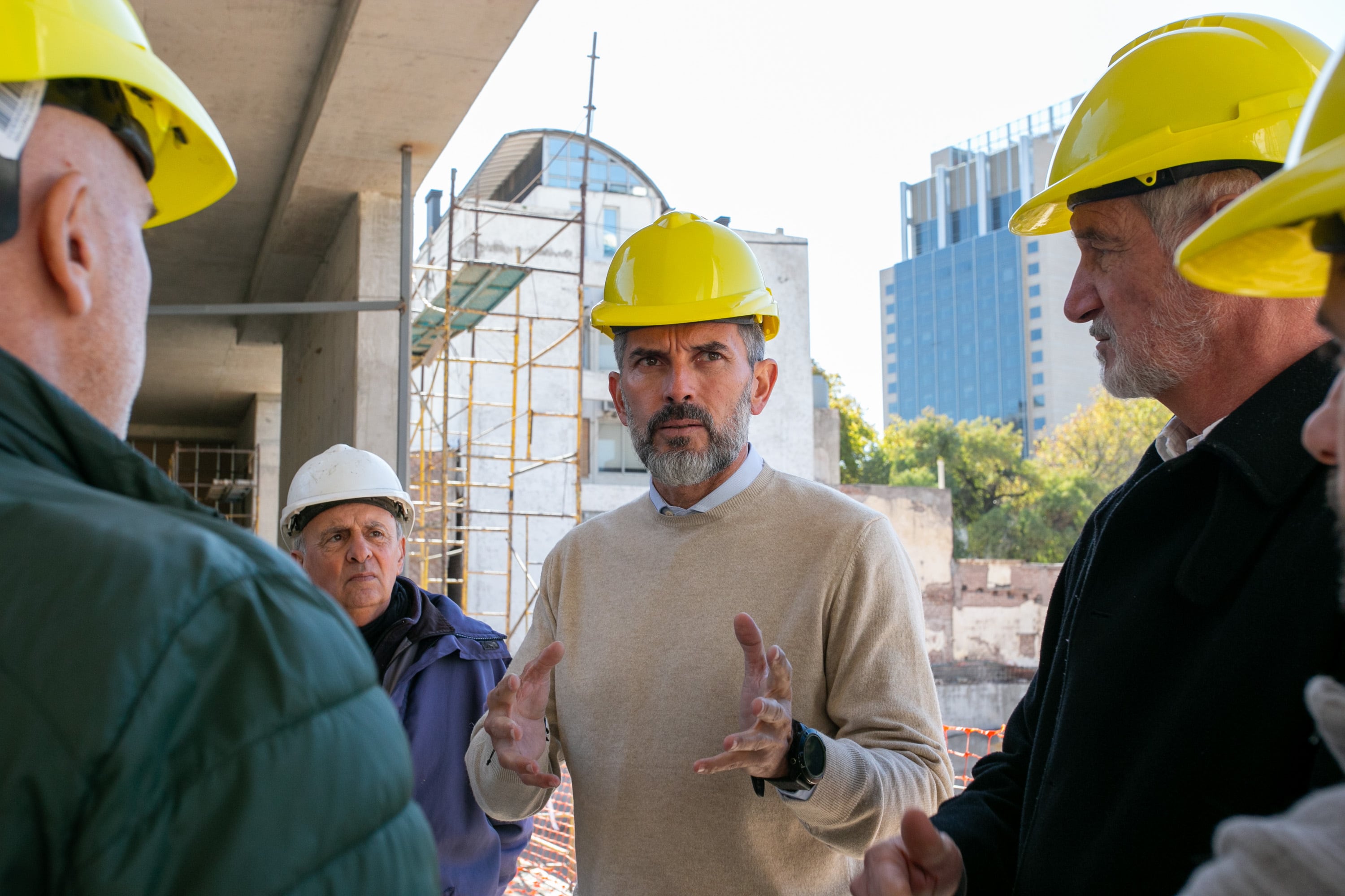 Ulpiano Suarez recorrió el avance de las obras de Patio Maristas. Foto: Municipalidad de Mendoza.