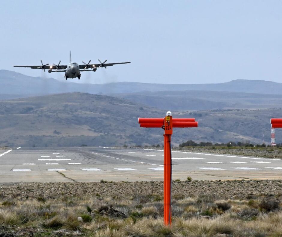 Este lunes llegaron al aeropuerto de Bariloche dos aviones con policías federales y pertrechos de seguridad. (Foto: gentileza diario Río Negro)