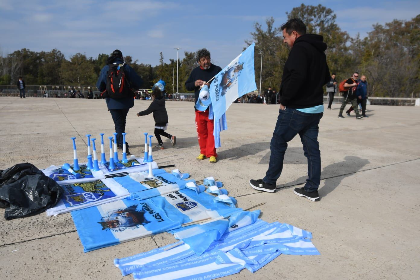 Banderas, gorros y todo el merchandising de Los Pumas a la orden del día. / José Gutiérrez (Los Andes).