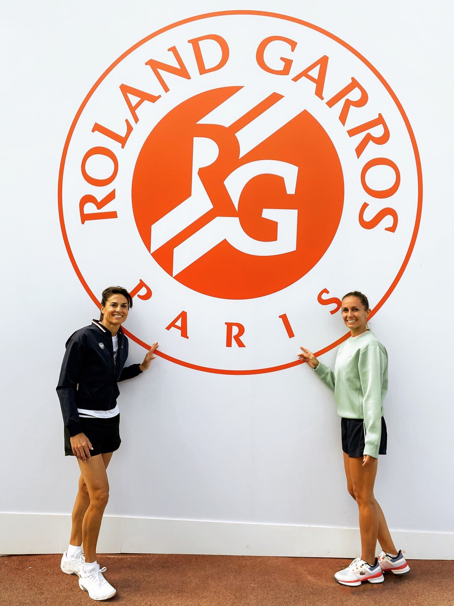 Gabriela Sabatini y Gisela Dulko disputan el torneo de dobles de Leyendas de Roland Garros.