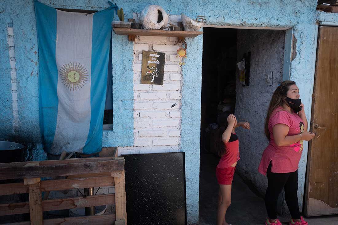 Una ayuda para Papá Noel en un comedor de Las Heras: por la crisis, no consiguió regalos para todos. Foto: Ignacio Blanco / Los Andes.