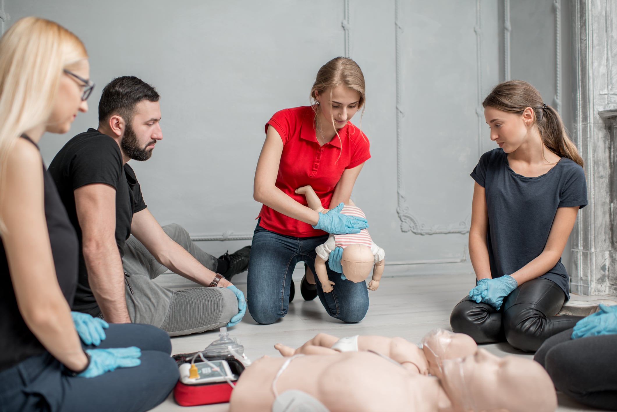 Personas aprendiendo a realizar la Maniobra de Heimlich. Foto: iStock