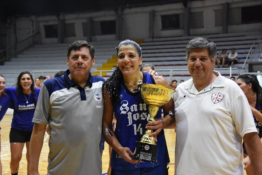 Carolina Sánchez, la MVP de las finales, junto a Mario Díaz, presidente de San José y Daniel Quintana, directivo de la FBPM. / Gentileza: Prensa FBPM.