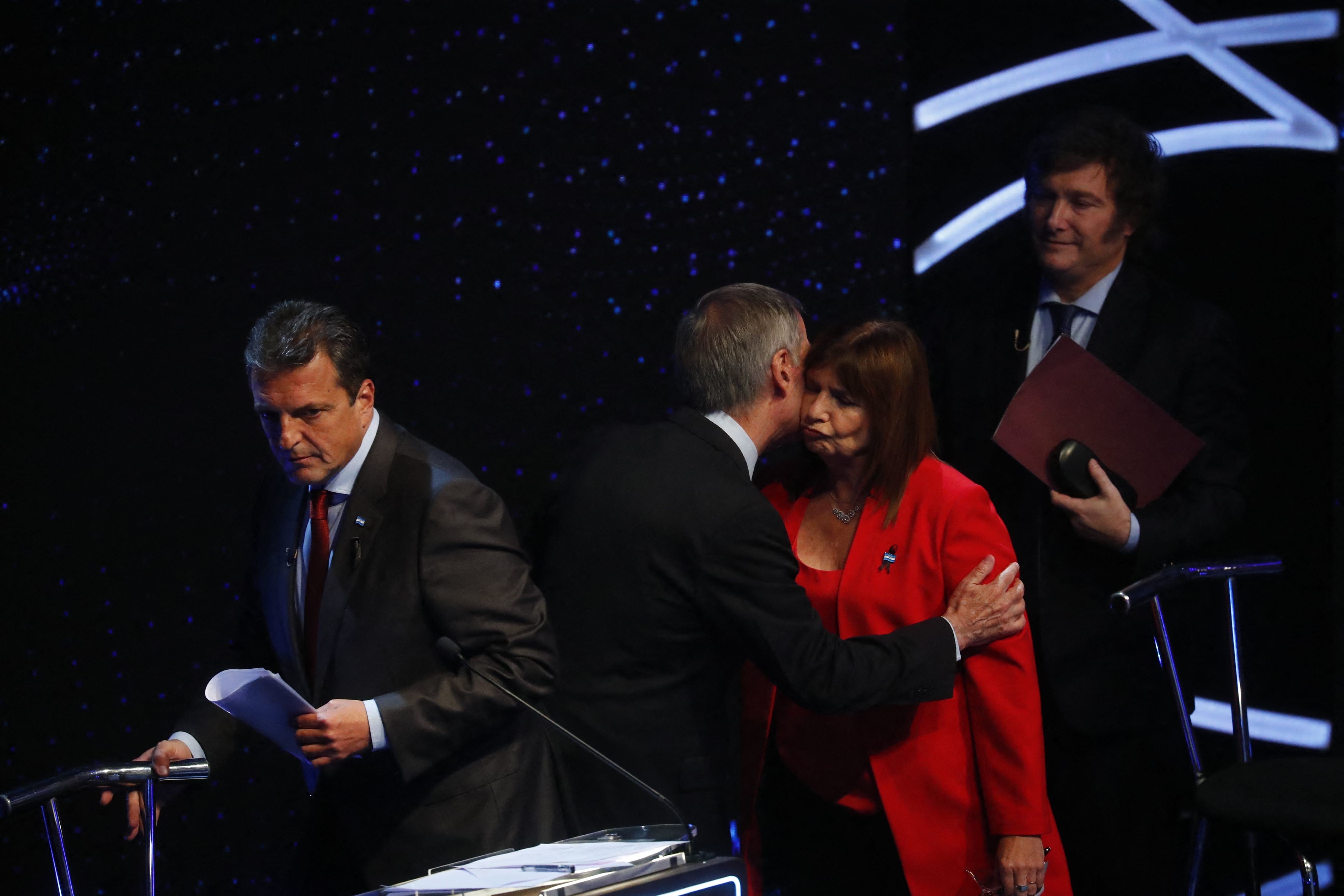 El saludo final entre los candidatos. / Foto: Federico López Claro