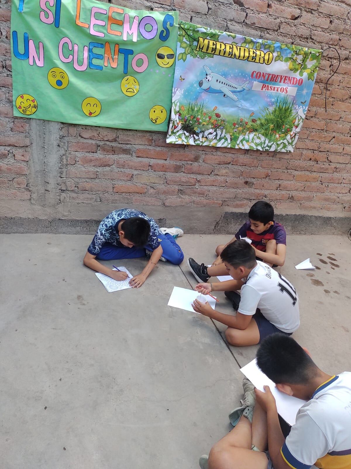 Además de las actividades lúdicas y educativas, los niños reciben merienda saludable. Foto: gentileza