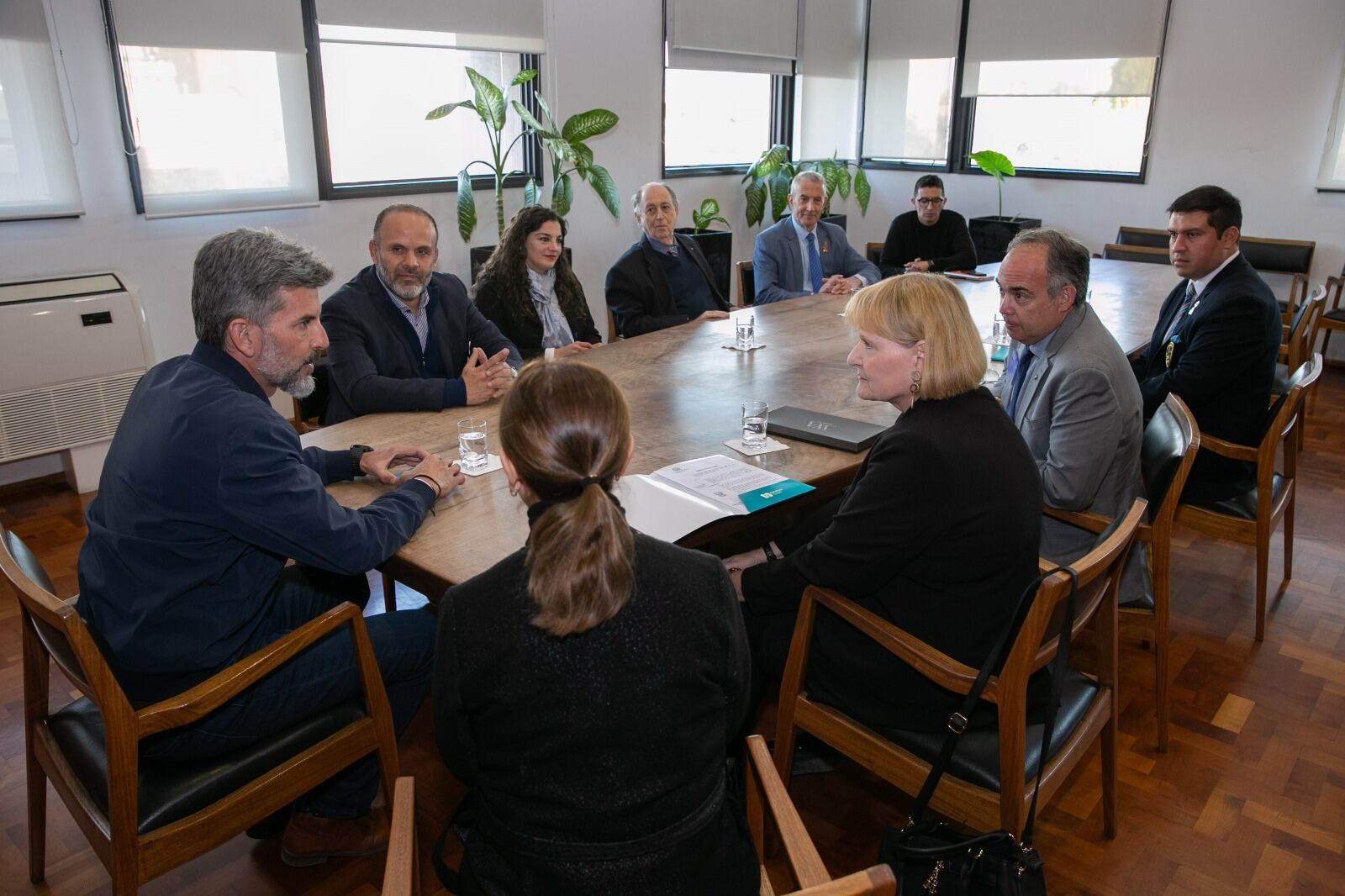 El Rotary Club de Mendoza realiza tareas solidarias y busca erradicar la poliomielitis. Reunión de rotarios con el intendente, Ulpiano Suárez