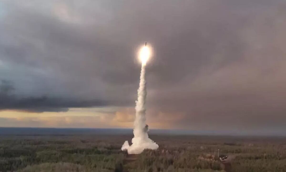 En esta foto tomada de un video distribuido por el servicio de prensa del Ministerio de Defensa de Rusia el martes 29 de octubre de 2024, un misil balístico intercontinental Yars se lanza una prueba desde la plataforma de lanzamiento de Plesetsk en el noroeste de Rusia.