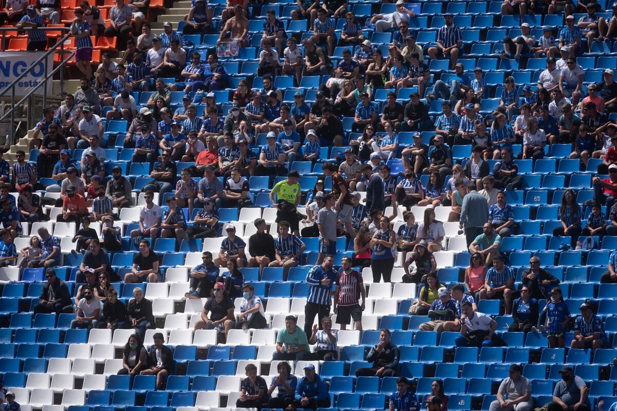 Los hinchas volvieron a la cancha y ya se palpita la alegría, las banderas y los cánticos en el Malvinas.
Pasado el medio día el Mundialista volvió a abrir las puertas para ser poblado en su 50% de aficionados tombinos, para poder alentar a Godoy Cruz en su partido frente a Newell’s.