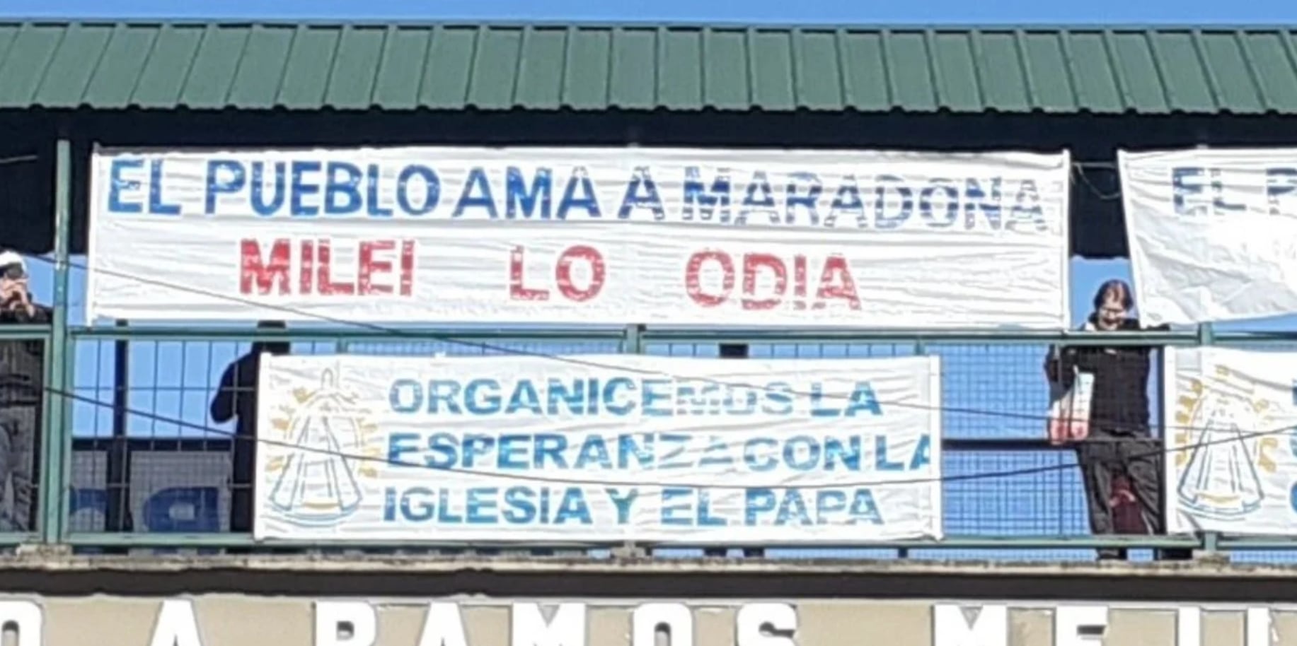 Peregrinación a Luján, en Liniers, Buenos Aires, lució con carteles en contra de Milei. Foto: Clarín