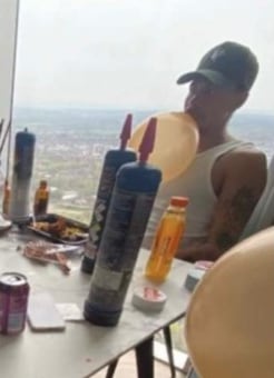 Dele Ali  "inhalando gas de la risa"

twitter caption- Dele Alli doing balloons in Manchester hahahaha

TAKEN WITHOUT PERMISSION 
https://twitter.com/Will__LFC/status/1645195800572559360?s=46&t=WizhaFoGERH3usjP-a31JQ