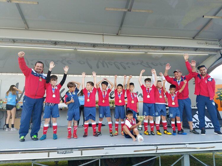 Rodolfo celebrando un campeonato junto a una de sus categorías