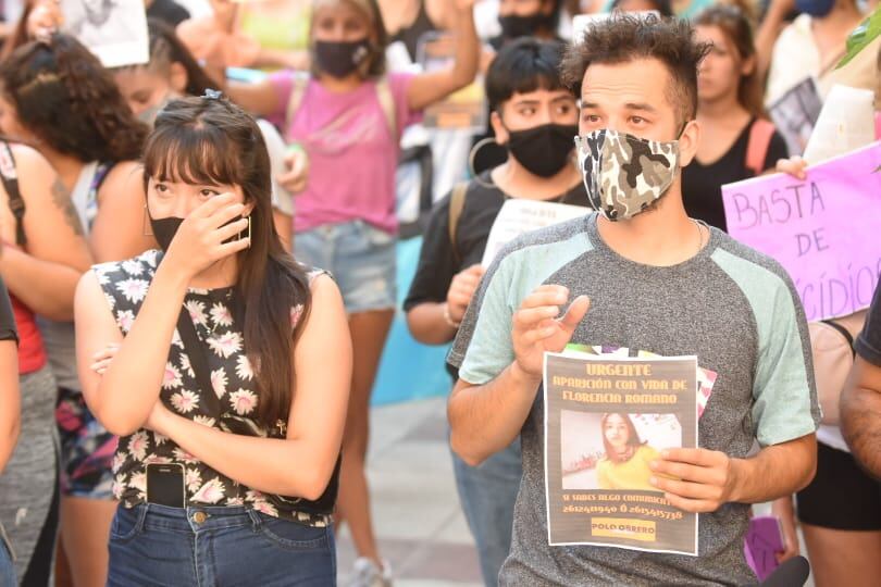 Los hermanos de Florencia estuvieron en la multitudinaria marcha que se produjo esta tarde en Ciudad para pedir por su aparición con vida.