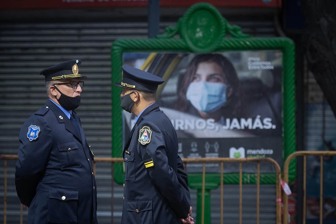 Dos oficiales de la policía conversan mientras esperan la llegada del gobernador Rodolfo Suárez para el discurso de la Asamblea Legislativa.