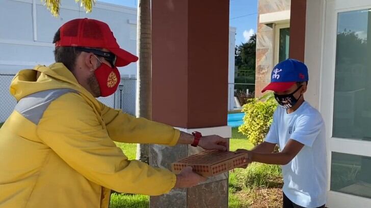 El profe Rodríguez se vistió de delivery para poder visitar a sus alumnos antes del inicio de clases virtuales.