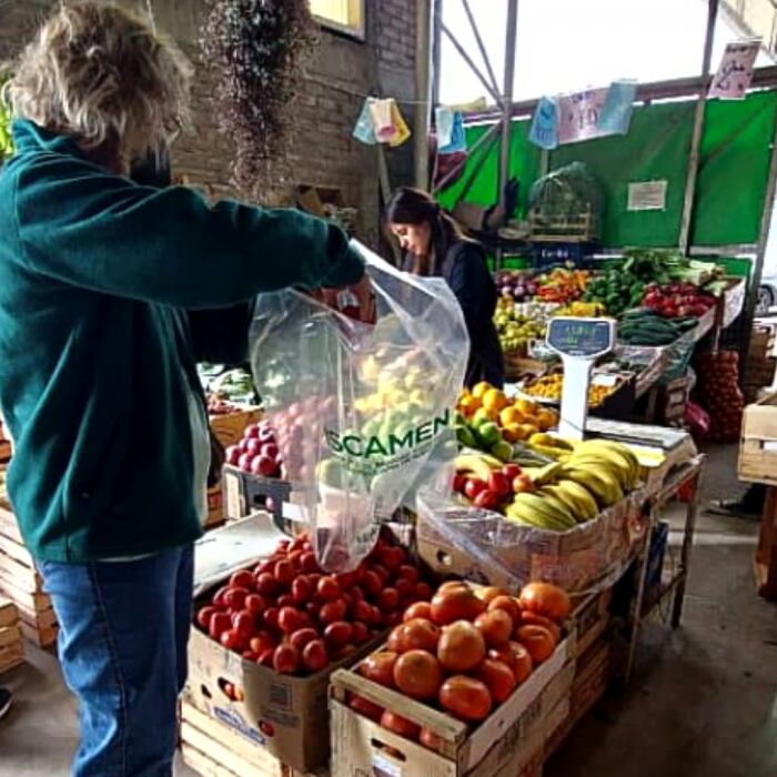 El Iscamen toma muestras en mercados de concentración de frutas y verduras para analizar la presencia de agroquímicos